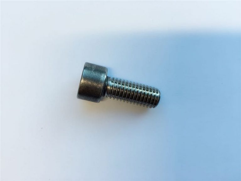 المسمار رئيس المقبس